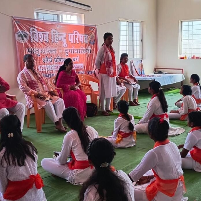 दुर्गावाहिनी का शौर्य प्रशिक्षण शिविर:70 लड़कियों ने कराटे, तलवार और राइफल चलाने की ली ट्रेनिंग, सूरजपुर में सात दिवसीय कार्यक्रम