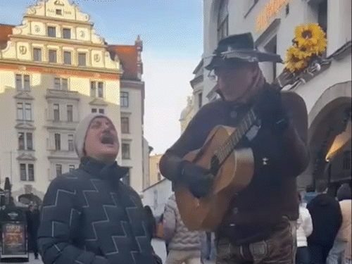 जर्मनी की सड़कों पर अनुपम खेर ने गाया गाना:सोशल मीडिया पर वीडियो हुआ वायरल; फैंस बोले- आप महाने हैं