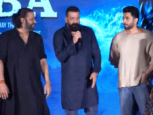 संजय दत्त ने माना- इंडस्ट्री का हो चुका है बंटवारा:भावुक होकर बोले- दुख होता है कि इंडस्ट्री बंट चुकी है, ऐसा कभी देखा नहीं था, भटक गए हैं