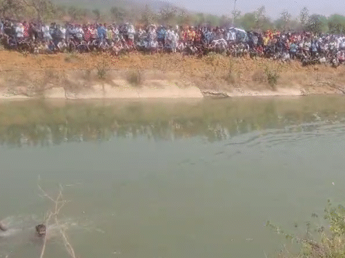 12 लोगों से भरी पिकअप नहर में गिरी, 5 लापता:इनमें 2 बच्चे और 3 महिलाएं, सक्ती से जा रहे थे कोरबा, रेस्क्यू ऑपरेशन जारी