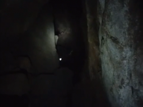 कर्रेगुट्टा की पहाड़ियों पर मिली नक्सलियों की गुफा,VIDEO:इसमें 1 हजार नक्सली छिप सकते हैं, अंदर सुरंग और शिवलिंग मिला, फोर्स का ऑपरेशन जारी