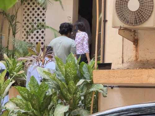 गर्लफ्रेंड गौरी स्प्रैट के साथ स्पॉट हुए आमिर खान:पूर्व पत्नी किरण राव के घर पहुंचे, गार्ड ने दिया गौरी को कवर; बेटे जुनैद भी साथ दिखे