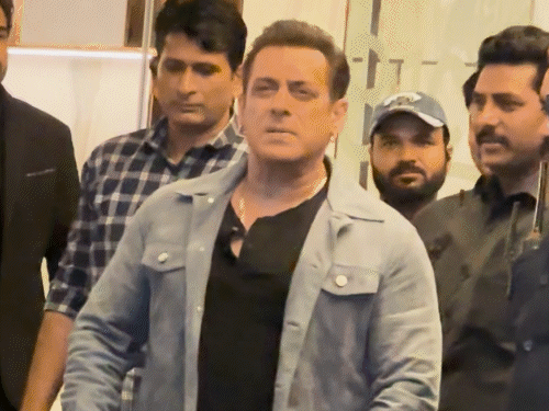 सलमान खान की ईद पार्टी में सेलेब्स का जमावड़ा:सोनाली बेंद्रे, सोनाक्षी, रितेश-जेनेलिया समेत कई सितारे पहुंचे, ट्रेडिशनल नहीं स्टाइलिश लुक में नजर आए भाईजान