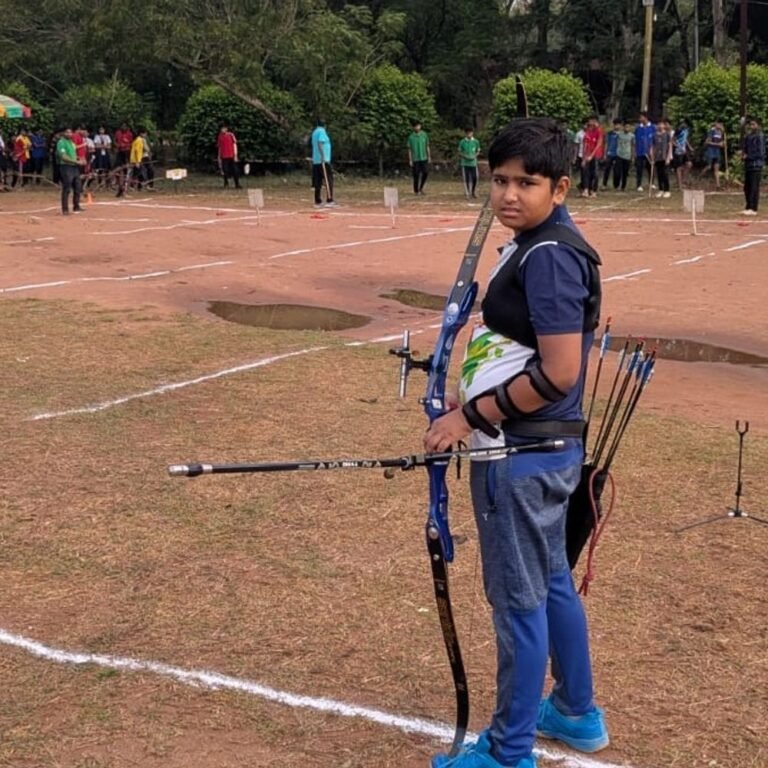 कोंडागांव के मेदांश ने तीरंदाजी में रचा इतिहास:जेएनवी की रीजनल तीरंदाजी में जीता गोल्ड, तीन राज्यों के खिलाड़ियों को पछाड़ा