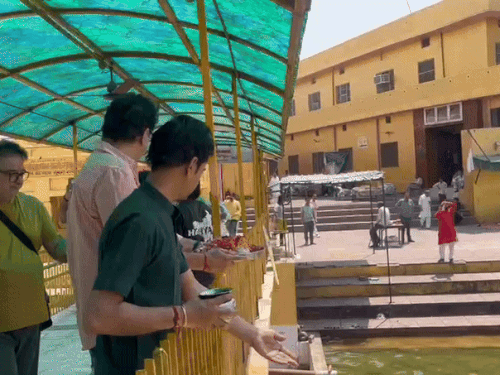 बॉलीवुड अभिनेता मनोज कुमार के बेटों ने किया पिंडदान:कुरुक्षेत्र में कुणाल-विशाल ने पूजा-अर्चना की, वंशावली देखी; मंदिरों में दर्शन भी किए