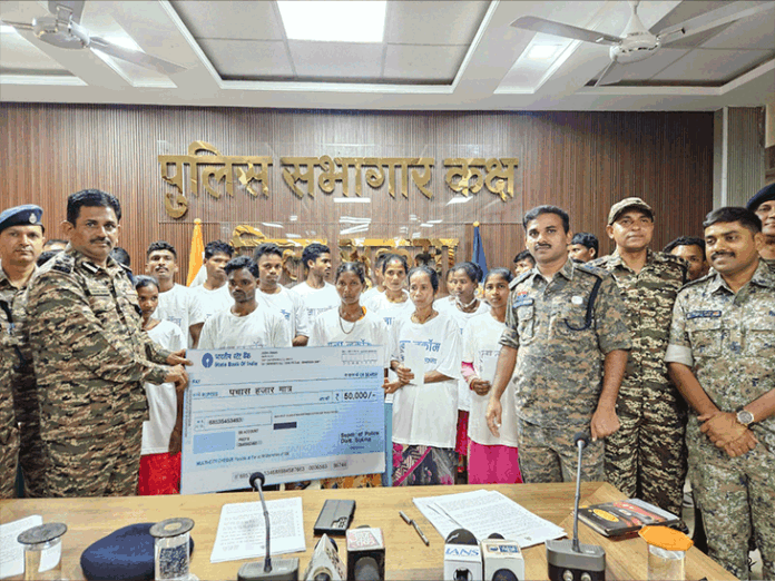 छत्तीसगढ़ का एक गांव नक्सल मुक्त:अंतिम 11 नक्सलियों का सरेंडर, अमित शाह बोले- छिपे हुए नक्सली तुरंत हथियार डाले; डेडलाइन में 346 दिन बाकी