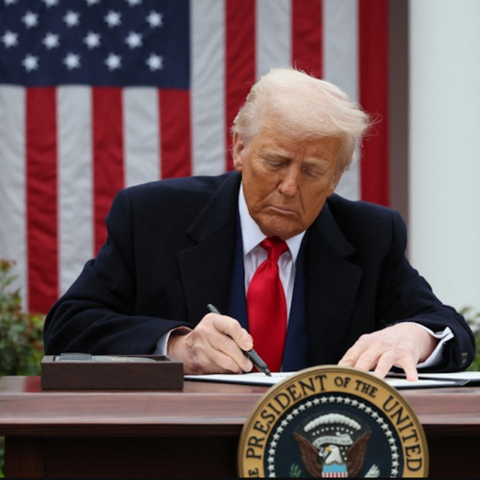 ट्रम्प ने स्मार्टफोन-कंप्यूटर को रेसिप्रोकल टैरिफ से छूट दी:लैपटॉप, सेमीकंडक्टर, सोलर सेल को छूट नहीं; चीन पर टैरिफ घटा सकते हैं