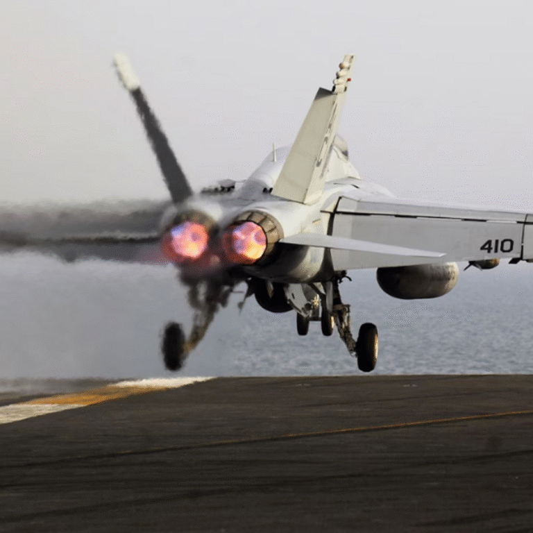 अमेरिका का 500 करोड़ का विमान लाल सागर में गिरा:एयरक्राफ्ट कैरियर से फिसला सुपर हॉर्नेट फाइटर जेट