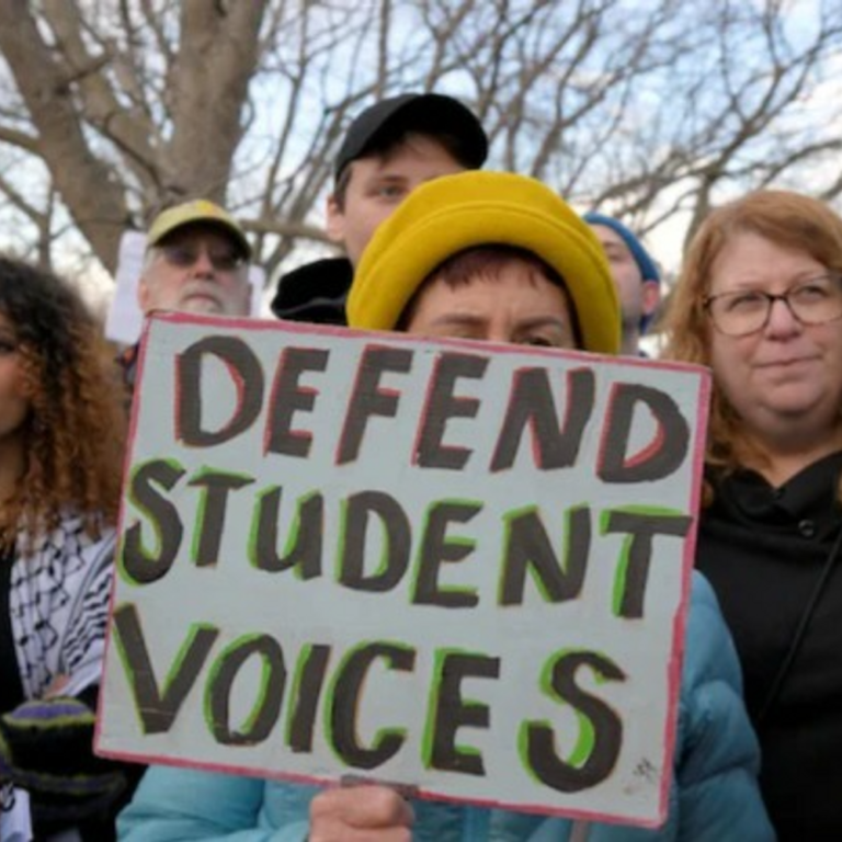 US में भारतीय छात्रों ने ट्रम्प सरकार पर केस किया:अवैध तरीके से वीजा रद्द करने का आरोप लगाया; डिपोर्टेशन का खतरा बढ़ा