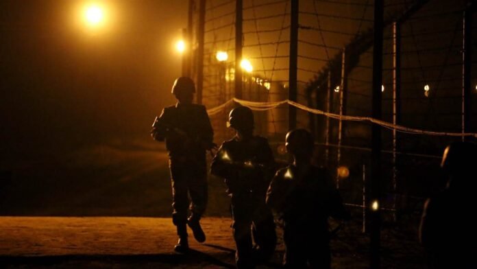 India Pakistan News: ड्रोन हमले के बीच जम्मू के सांबा में घुसपैठ कर रहे थे 10-12 आतंकी, बीएसएफ ने किया ढेर