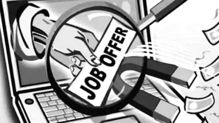 धोखे का शिकार हुई बलिदानी आरक्षक की बेटी, नौकरी के नाम पर गंवाए 5.70 लाख रुपये