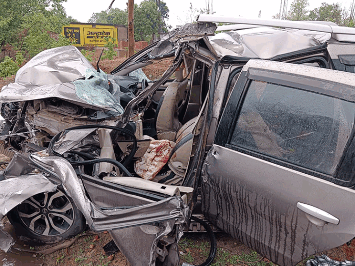 सड़क हादसे में बैंक-मैनेजर के माता-पिता समेत 3 की मौत:महासमुंद में हाईवा से टकराई कार; ड्राइवर को झपकी आने से हादसा