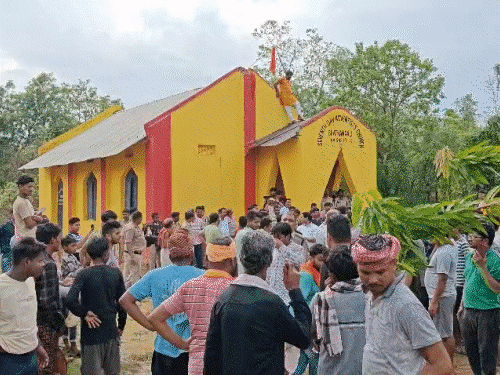 जहां मंदिर टूटा उस गांव में 24 घंटे पुलिस तैनात:रायगढ़ के भाटनपाली में 4-5 लोगों के इकट्ठा होने पर रोक; नहीं कर सकते मीटिंग