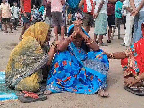 सक्ती में हार्वेस्टर से टकराई बाइक...3 युवकों की मौत:एक का सिर धड़ से अलग, ड्राइवर ने नहीं हटाया था कटर; परिजन-ग्रामीणों ने किया चक्काजाम