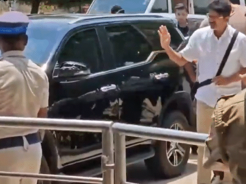 विजय के पहुंचते ही एयरपोर्ट पर हंगामा:थलपति की तरफ बढ़ा बुजुर्ग और बॉडीगार्ड ने तान दी बंदूक, यूजर्स ने उठाए सवाल