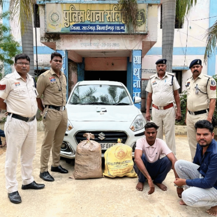 लग्जरी कार से हो रही थी गांजा तस्करी,दो तस्कर गिरफ्तार:कार की डिग्गी में छिपाया था 19 किलो गांजा,सारंगढ़ पुलिस ने मौके पर की धरपकड़
