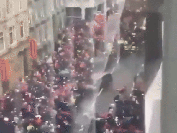 ब्रिटेन के लिवरपूल में फुटबॉल फैन्स को गाड़ी से कुचला:विक्ट्री परेड के दौरान पैदल लोगों पर कार चढ़ाई, 53 साल का आरोपी गिरफ्तार