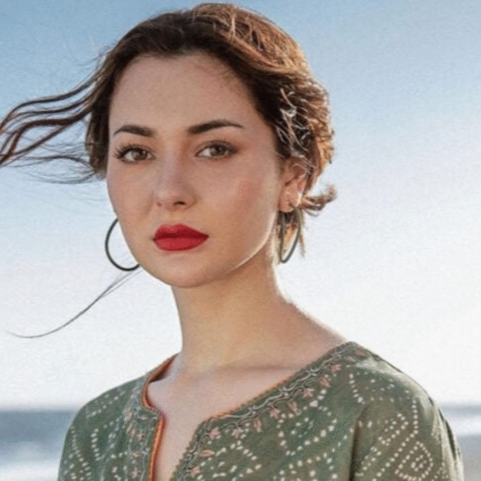 हानिया का पाक आर्मी पर वायरल पोस्टर को लेकर सफाई!:फेक बता बोलीं- ये इमोशनल समय है, बिना सबूत के आरोपों से दूरियां बढ़ती हैं