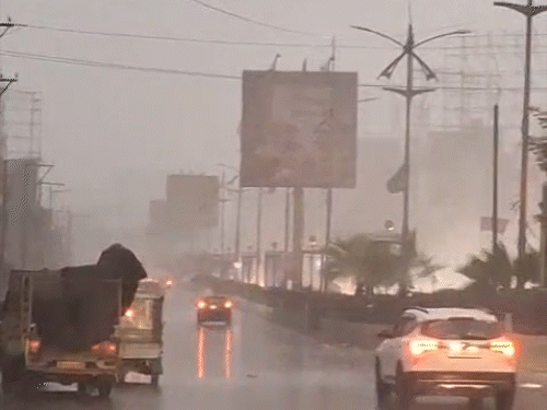 रायपुर में आंधी-तूफान..देवेंद्र नगर में शेड गिरा, कई कार दबी:50-60KM की रफ्तार से चल रही हवा; कई जगह पेड़ और होर्डिंग्स भी गिरे