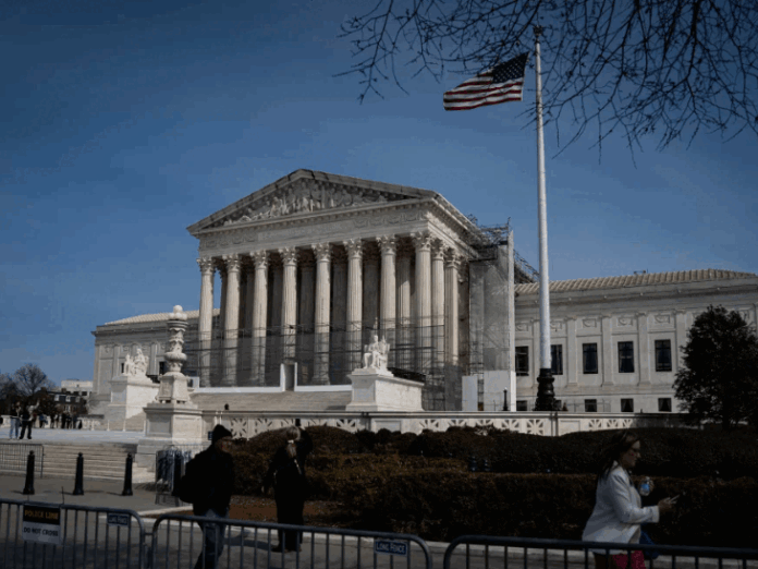 सुप्रीम कोर्ट ने ट्रम्प को प्रवासियों को निकालने से रोका:अमेरिकी राष्ट्रपति नाराज, कहा- जज अपराधियों को देश से निकालने नहीं देंगे