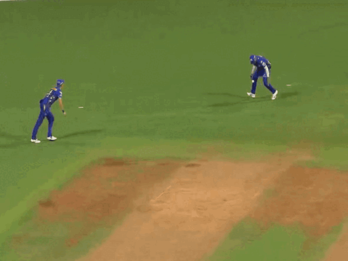 मुकेश के कैच छोड़ने पर कुलदीप भड़के:रोहित से विपराज का कैच छूटा; सूर्या ने सिक्स से फिफ्टी पूरी की