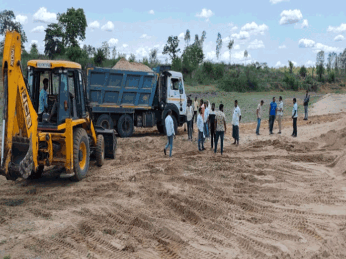 बस्तर में कश्यप परिवार की JCB से अवैध रेत उत्खनन:कांग्रेस के पूर्व विधायक ने पकड़ी गाड़ियां, कहा-मंत्री केदार की भाभी के नाम पर गाड़ी