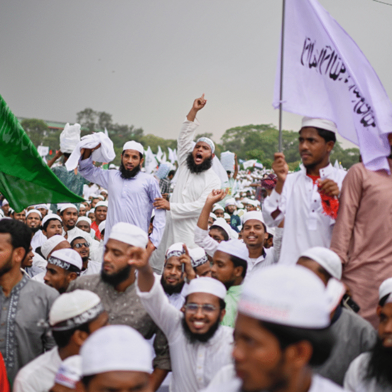 बांग्लादेश में हजारों कट्टरपंथियों ने सरकार के खिलाफ रैली निकाली:कहा- महिला सुधार आयोग खत्म करो, औरत और आदमी एक जैसे नहीं