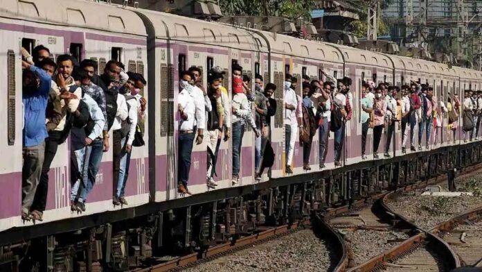 Train Accident in Thane: ठाणे रेलवे स्टेशन पर बड़ा हादसा, चलती ट्रेन से गिरे यात्री... 3 की मौत, पढ़ें पूरी घटना