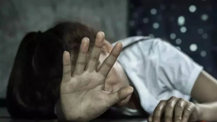 शराबी पति की हैवानियत: पत्नी को पीटकर किया अधमरा, बोतल से सिर-चेहरे पर किए वार, महिला ICU में भर्ती