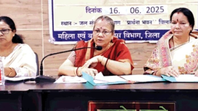 Chhattisgarh News: पत्नी के रहते दूसरी महिला के साथ रह रहा शिक्षक, महिला आयोग ने कहा- तुरंत करें सस्पेंड