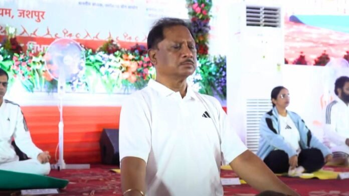 International Yoga Day: सीएम साय ने जशपुर में किया सामूहिक योग अभ्यास, नालंदा परिसर के लिए भूमि पूजन