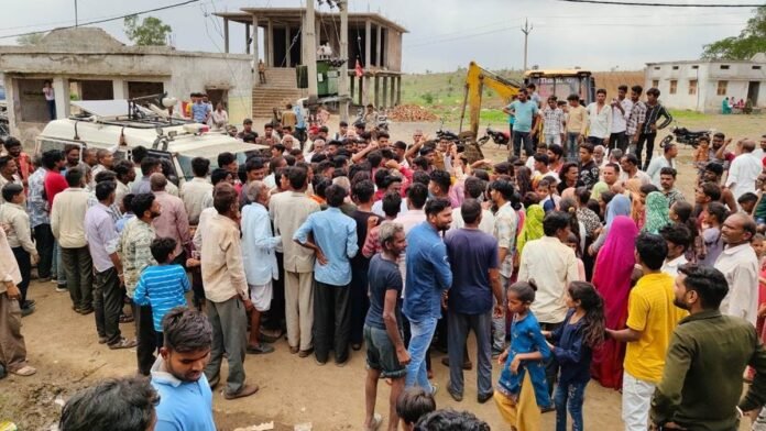 Mandsaur News: स्कूल से लौट रही छात्राओं के पास आकर रुकी बिना नंबर की कार, उन्हें अंदर खीचने लगे चार लड़के