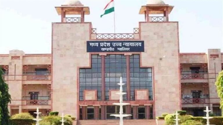 झांसा देकर महिला से दुष्कर्म करने वाले तत्कालीन तहसीलदार ने कोर्ट में किया आत्मसमर्पण