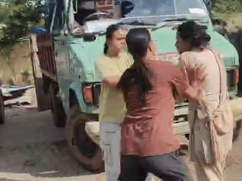 रायपुर निगम ऑफिस में तोड़फोड़, महिला पुलिस को पीटा VIDEO:सरकारी गाड़ियां तोड़ी, लाठी-डंडे लेकर दौड़ाया, अतिक्रमण हटाने पर महिला-बच्चों ने किया बवाल; कर्मचारी लामबंद