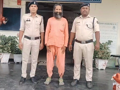 पाखंडी बाबा के आश्रम में मिला गांजा-इंजेक्शन और सेक्स टॉयज:डोंगरगढ़ की पहाड़ी में गोवा जैसा आश्रम; जटाधारी साधु के वेश में पकड़ाया