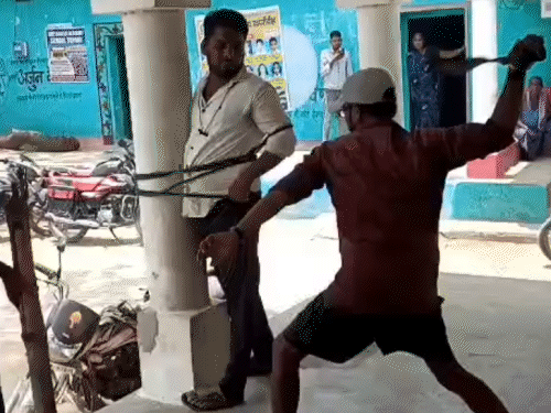 अफेयर के शक में युवक को बांधकर पीटा...VIDEO:लाठी-डंडे और बेल्ट से मारा, कहा-माइनिंग अफसरों से तुमने गाड़ी पकड़वाई, 4 गिरफ्तार और 2 फरार