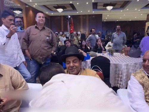 राजपाल यादव ने पैर छूकर लिया धर्मेंद्र का आशीर्वाद:वायरल वीडियो ने जीता फैंस का दिल, बोले- छोटा पंडित वाकई बहुत संस्कारी हैं