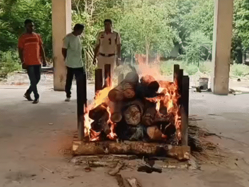 सूटकेस-हत्याकांड…किशोर का अंतिम संस्कार VIDEO:फ्लैट से FSL को मिले 5 बड़े सबूत, खून से सनी चादर-वॉकर और सीमेंट बोरी, सीन-रीक्रिएशन देखने उमड़ी भीड़