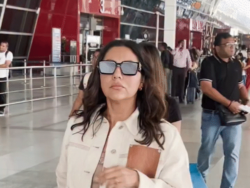 बेटी सुहाना को पैपराजी से बचाती दिखीं गौरी खान:एयरपोर्ट पर पैप्स का कैमरा करवाया बंद, यूजर्स बोले- ऐसा करने की जरूरत क्या थी?