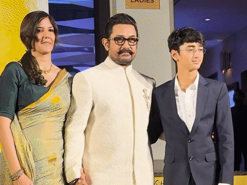 सितारे जमीन पर के प्रीमियर में साथ दिखे तीनों खान:शाहरुख-सलमान, आमिर को सपोर्ट करने पहुंचे, गर्लफ्रेंड गौरी स्प्रैट ने हाथ थामकर दिए पोज; रेखा भी पहुंचीं