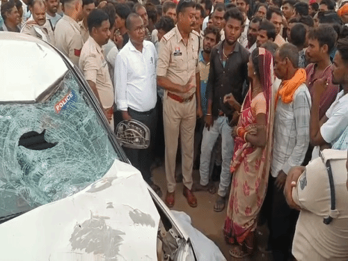 पुलिस लिखी कार ने 3 लोगों को कुचला…2 मौत:कवर्धा में सड़क पर लाश रख चक्काजाम, छत्तीसगढ़ में 24 घंटे में 6 की गई जान