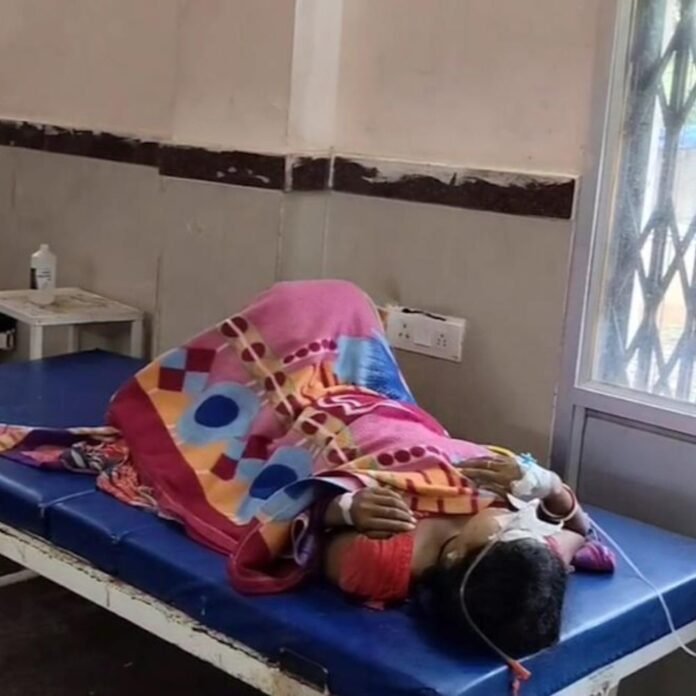 3 बच्चों के साथ पति-पत्नी ने खाया जहर:तीनों मासूमों ने तोड़ा दम, दंपती की हालत गंभीर; कांकेर में इलाज जारी