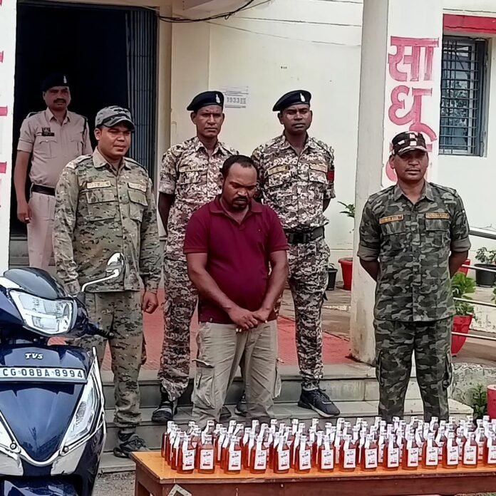 अवैध शराब और गांजा तस्करी करते 2 आरोपी गिरफ्तार:मोहला-मानपुर में एक से 23 लीटर शराब,दूसरे से 1.8 किलो गांजा जब्त; दोनों जेल भेजे गए