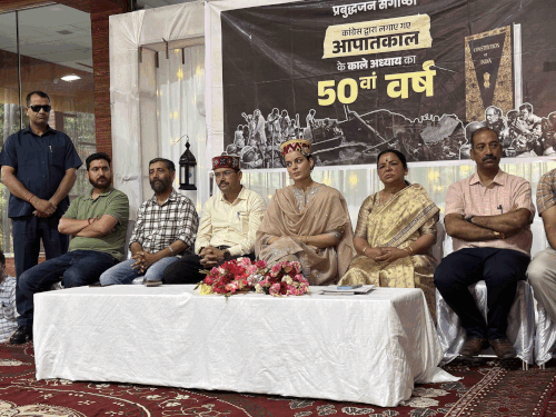 मंडी में कंगना रनोट बोलीं- आपातकाल देश में काला अध्याय:इस पर फिल्म भी बनाई, इमरजेंसी के सत्याग्रहियों को सम्मानित किया