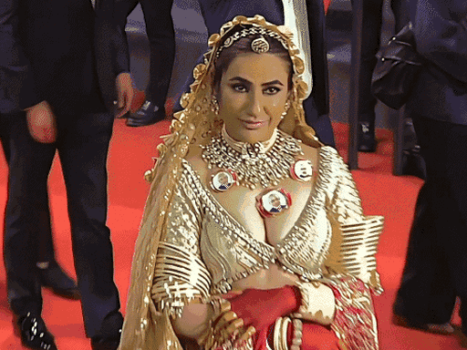 पीएम की फोटो लगा हार पहना, एक्ट्रेस बोलीं-पाकिस्तानी खुश नहीं:कांस पहुंची जयपुर की रुचि ने कहा- मुझे ट्रोल किया गया