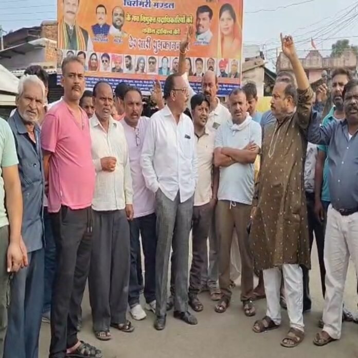 चिरमिरी के बड़ा बाजार में बंद:स्थानीय लोगों का फूटा गुस्सा, जिला अस्पताल विस्तार के नाम पर दुकानों के तोड़फोड़ का विरोध