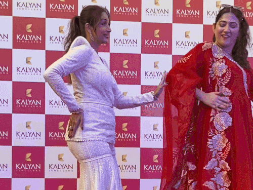 यमुनानगर में मलाइका ने 'मुन्नी बदनाम हुई' पर किया डांस:सफेद शरारा पहनकर स्टेज पर पहुंचीं, उमड़ी भीड़, सेल्फी से दूर रह गए फैंस