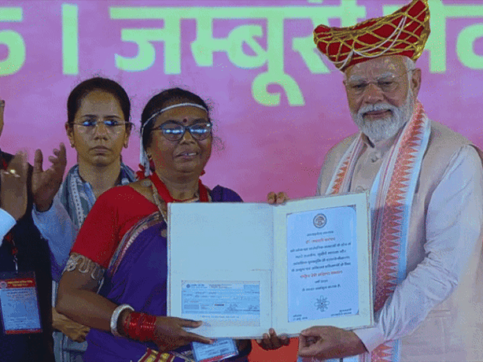 मोदी ने पूछा-बहू साड़ी बनाना सीखकर आई या आपने सिखाया:महेश्वर की हेमलता बोलीं- 6 पीढ़ी से बना रहे; मोदी से मिली 8 महिलाओं के अनुभव