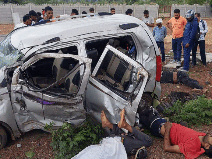 सड़क हादसे में 3 युवकों की मौत...3 की हालत गंभीर:बिलासपुर में ओवर-स्पीड कार हुई अनकंट्रोल, फिर दीवार से जा टकराई, गाड़ी के उड़े परखच्चे