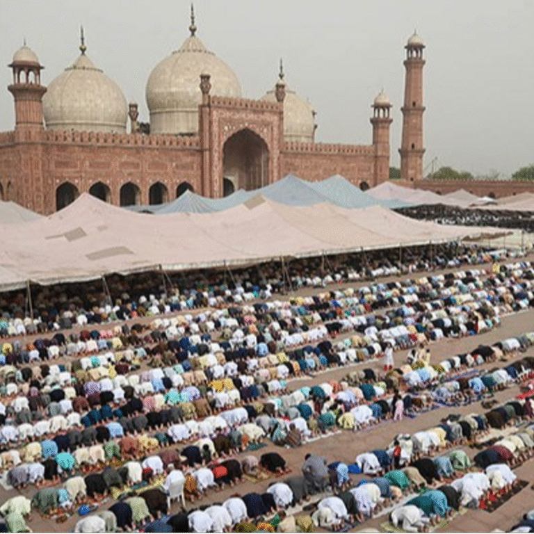 पाकिस्तान में अहमदिया मुस्लिमों के ईद मनाने पर पाबंदी:5 लाख रुपए जुर्माने की धमकी; जबरदस्ती हलफनामा भरवाया जा रहा